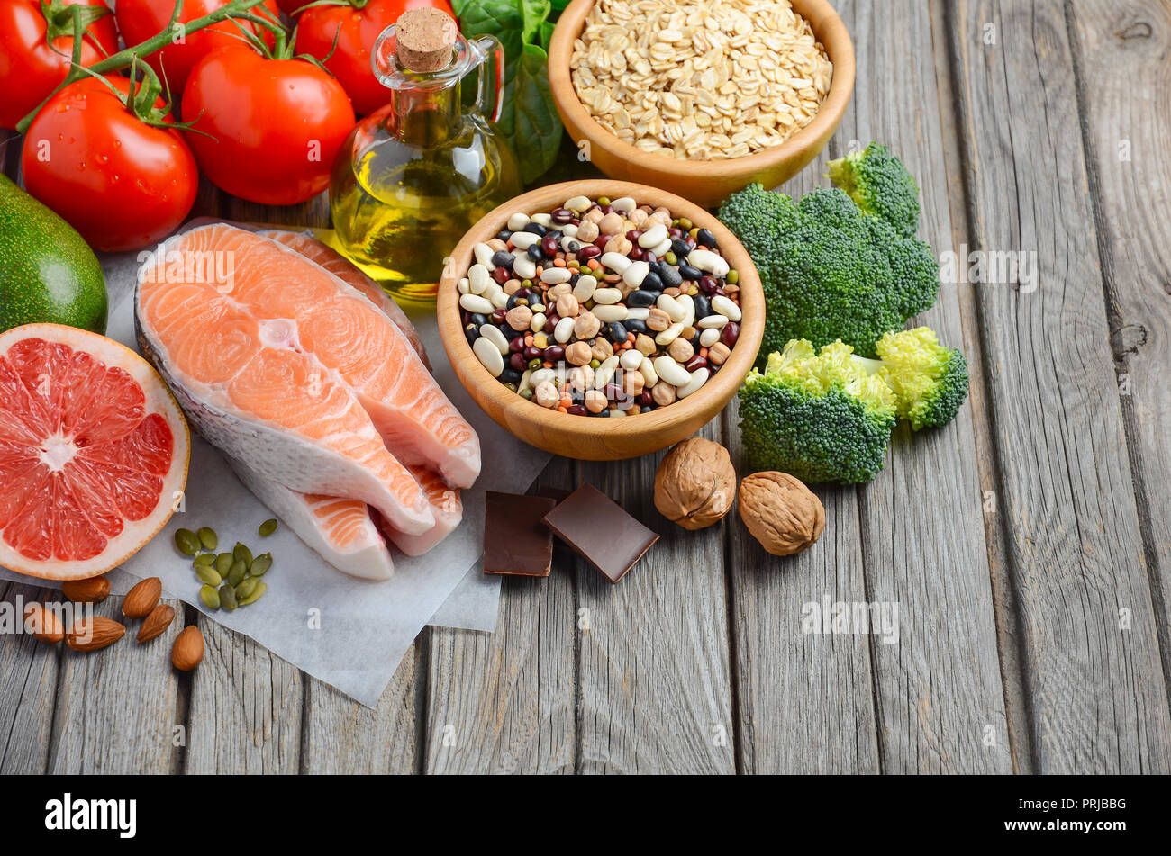 Selección de alimentos que es bueno para el corazón, antecedentes de madera rústica, el enfoque selectivo Foto de stock