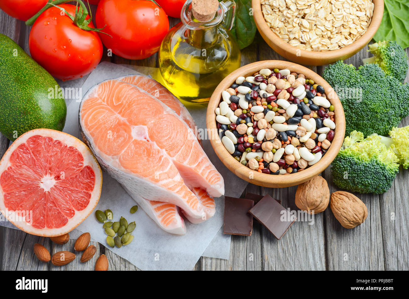 Selección de alimentos que es bueno para el corazón, antecedentes de madera rústica, el enfoque selectivo Foto de stock