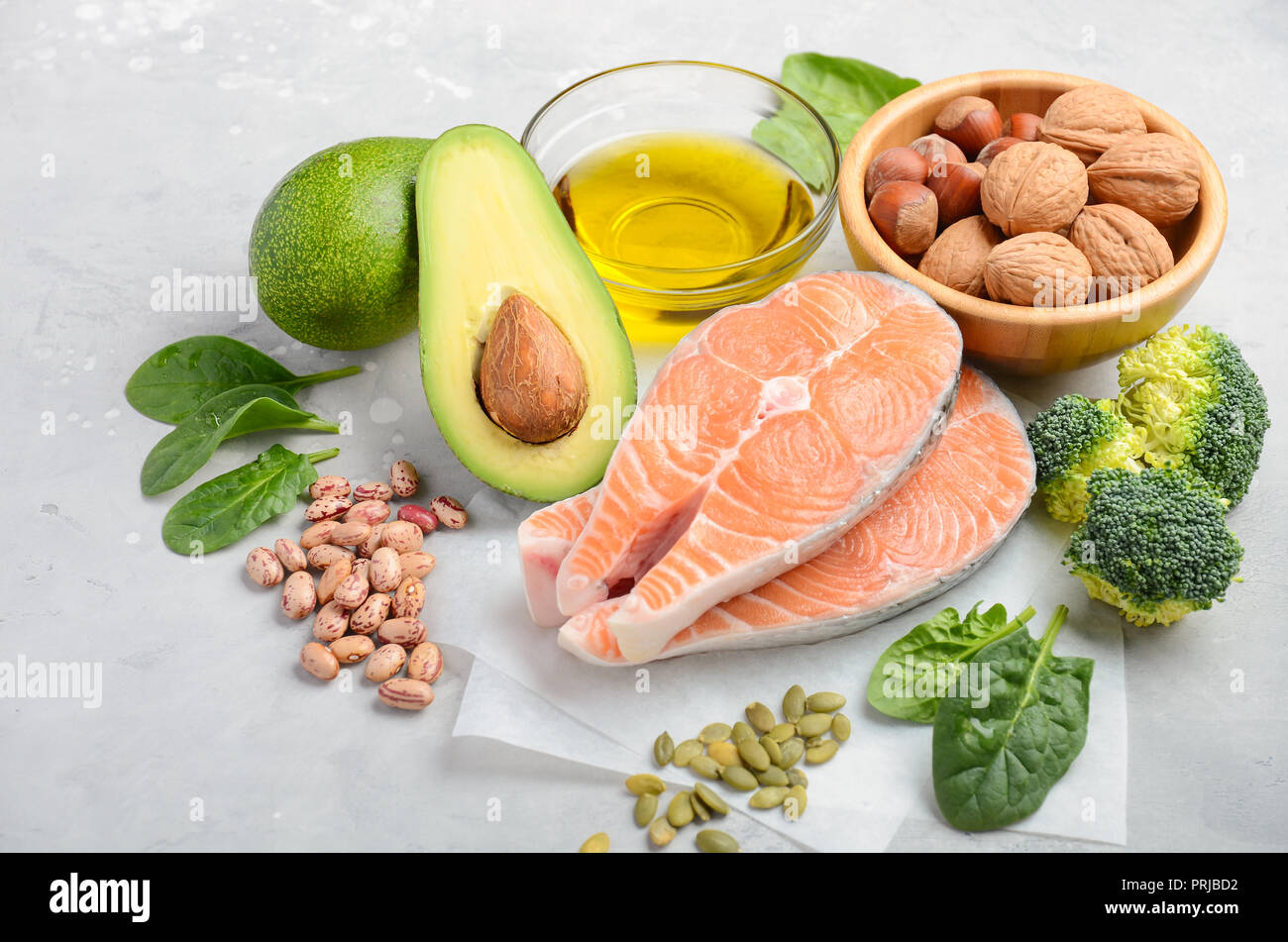 Selección de productos saludables. Concepto de dieta equilibrada. Foto de stock