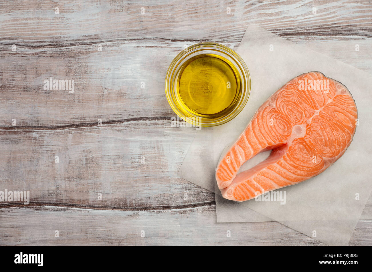Filete de salmón fresca cruda con aceite de oliva, listo para cocinar. Concepto de dieta saludable. Foto de stock