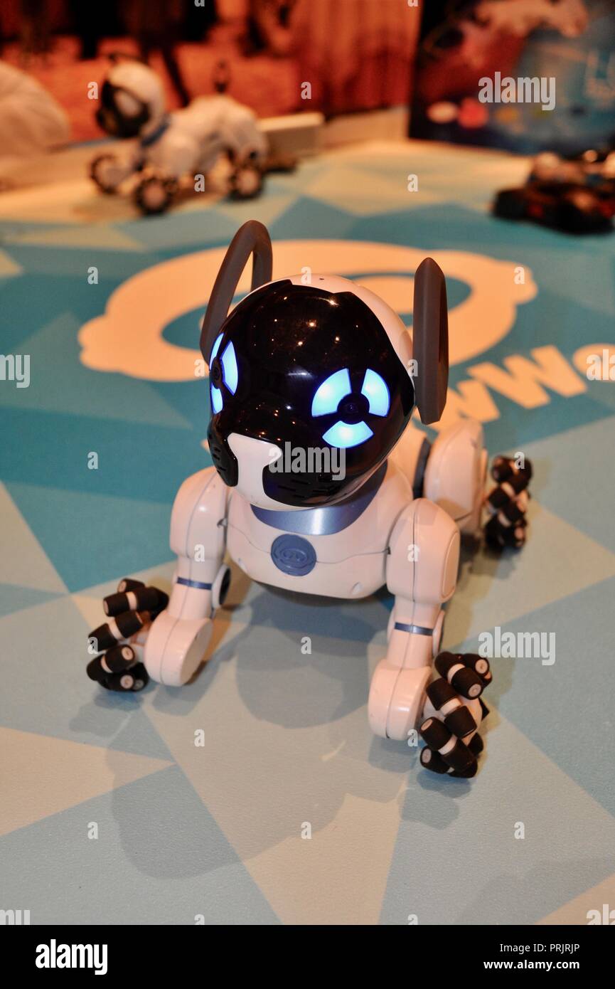 WowWee robot CHiP perro de juguete, la demostración en el Consumer  Electronic Show (CES) en Las Vegas, NV, EE.UU Fotografía de stock - Alamy