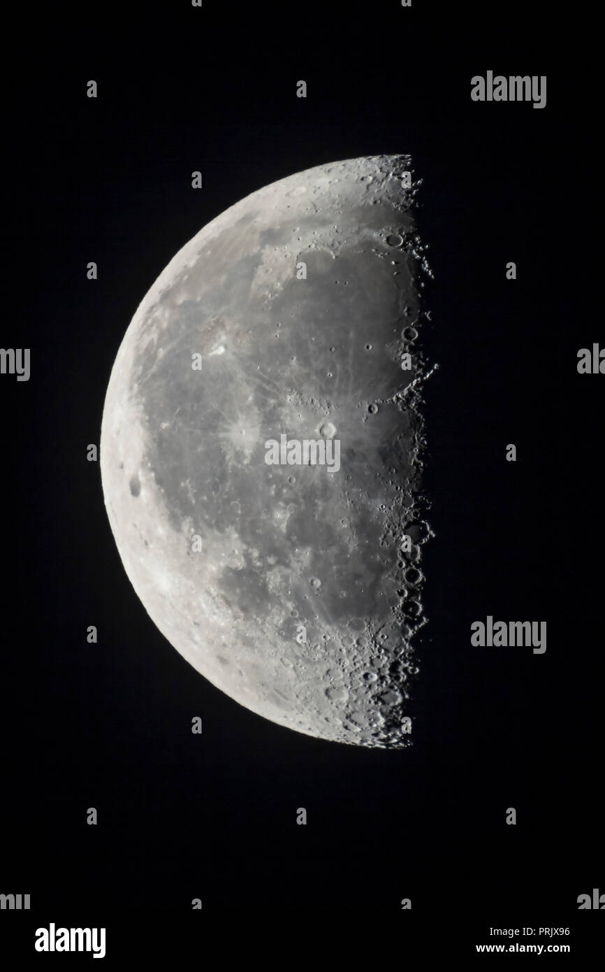 Cuarto de luna fotografías e imágenes de alta resolución Página 2 Alamy
