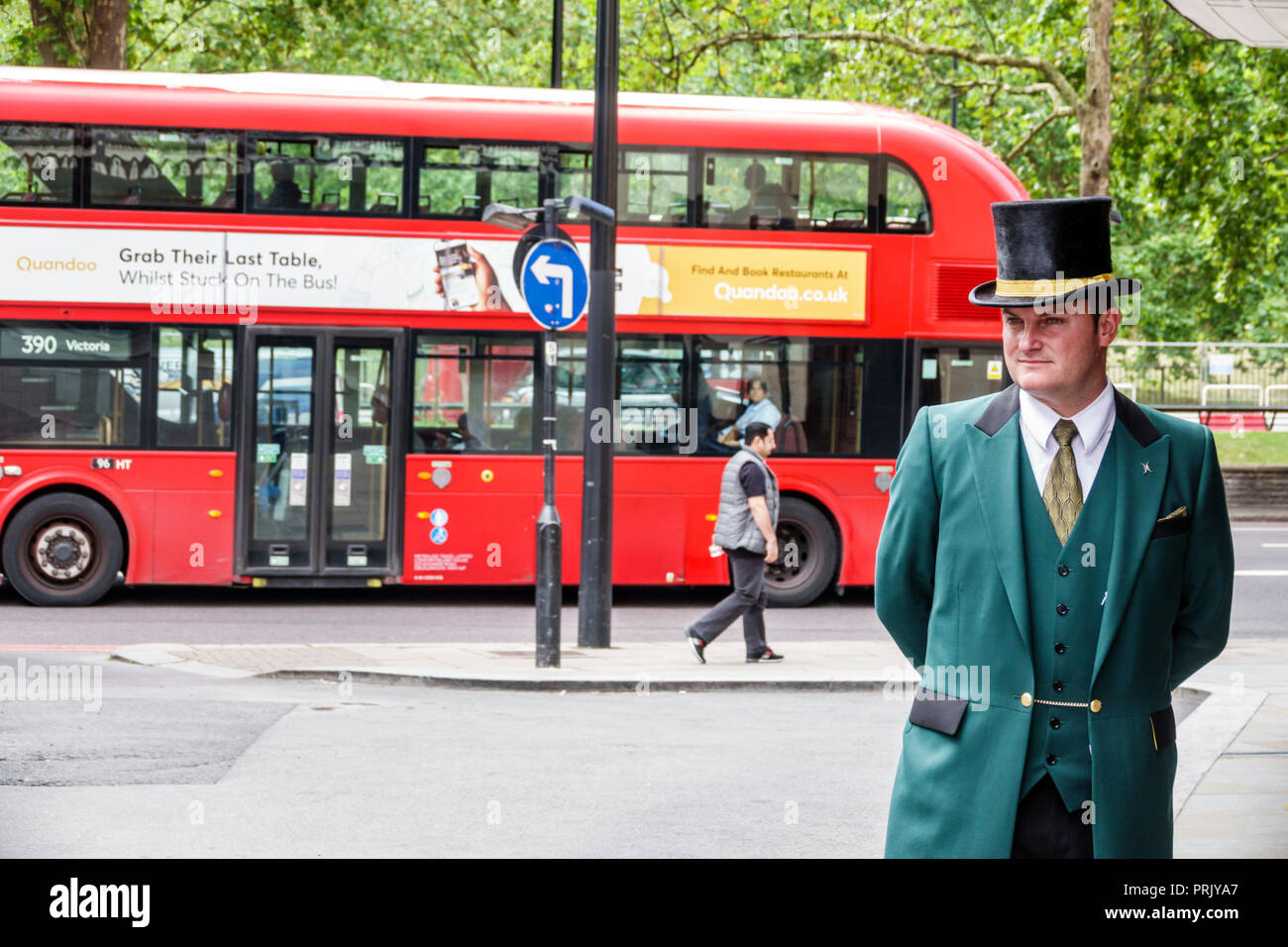 Londres Inglaterra, Reino Unido, West End City Westminster Mayfair, Park Lane, The Dorchester, hotel, lujo de 5 estrellas, exterior, entrada, portero, portero, sombrero, gree Foto de stock