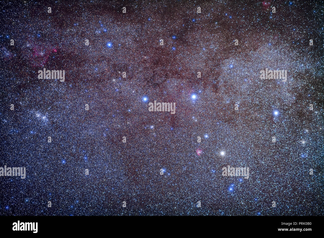 La constelación de Cassiopeia a la Reina, enmarcadas con la lente de 85 mm  e incluso muchos racimos de estrellas: M52 a la derecha, el clúster doble a  la izquierda, y M