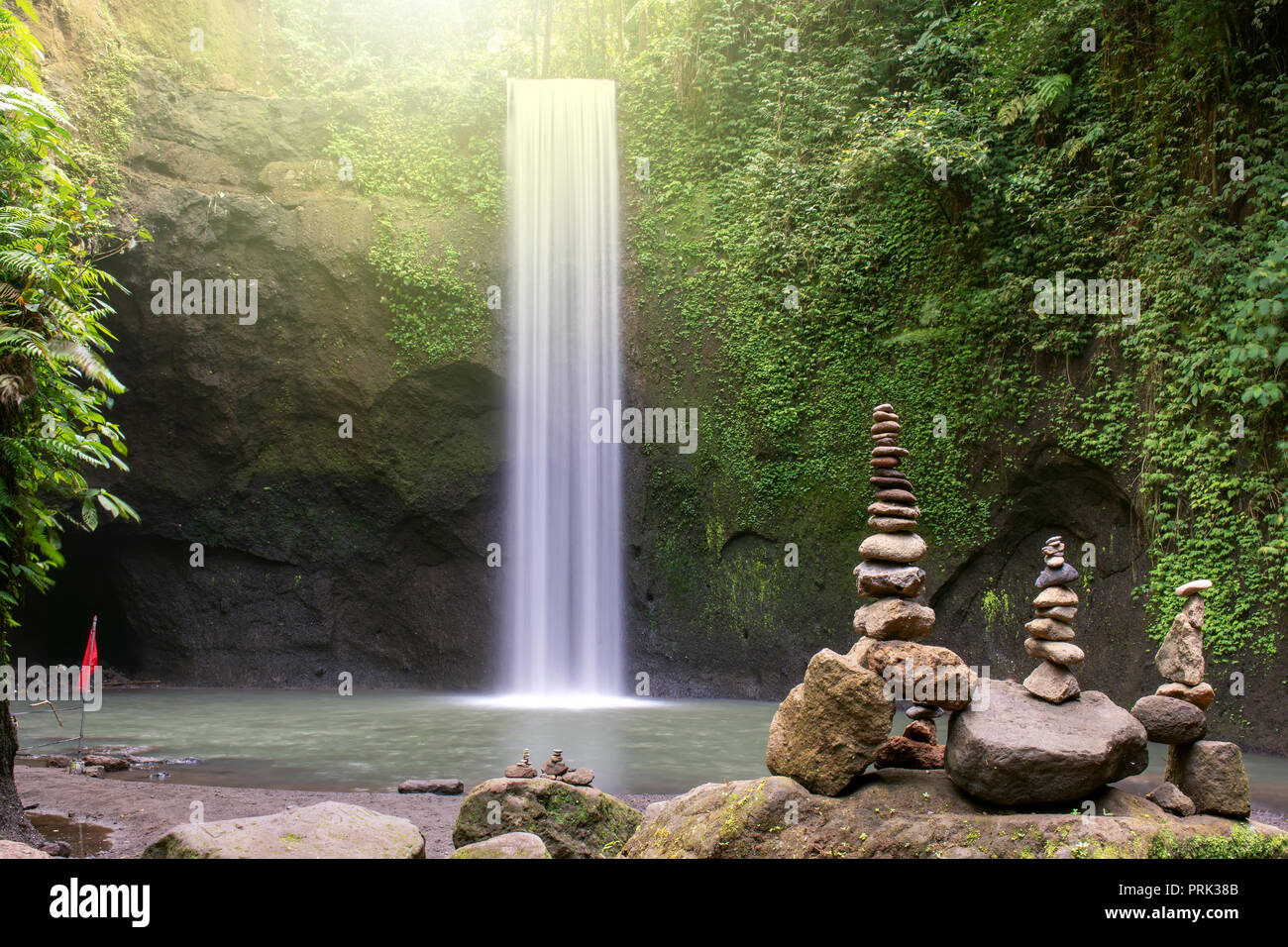 Hermosa cascada Tibumana en Bangli, Bali, Indonesia Foto de stock