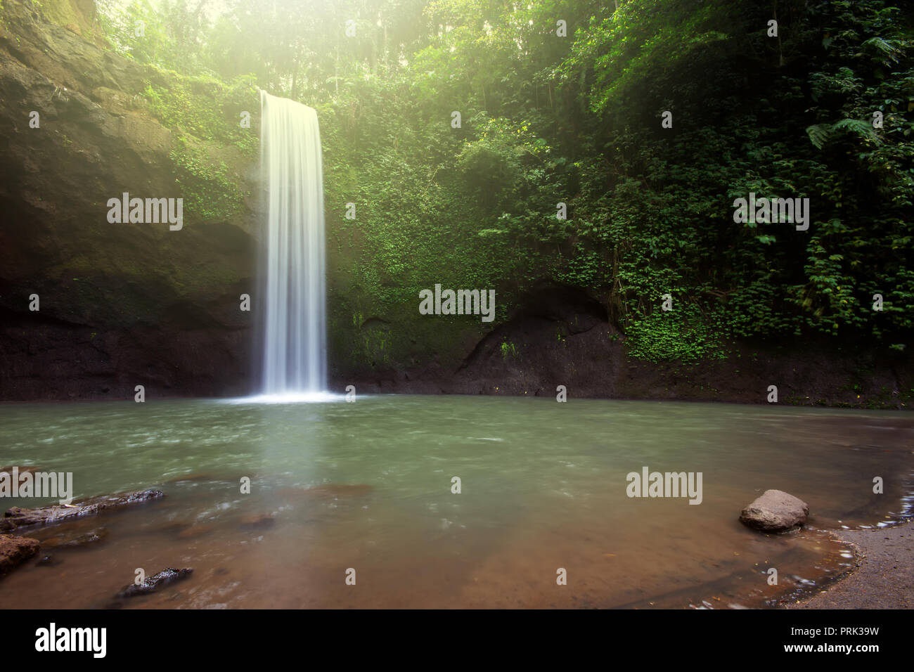 En Bangli Tibumana cascada, Bali, Indonesia Foto de stock