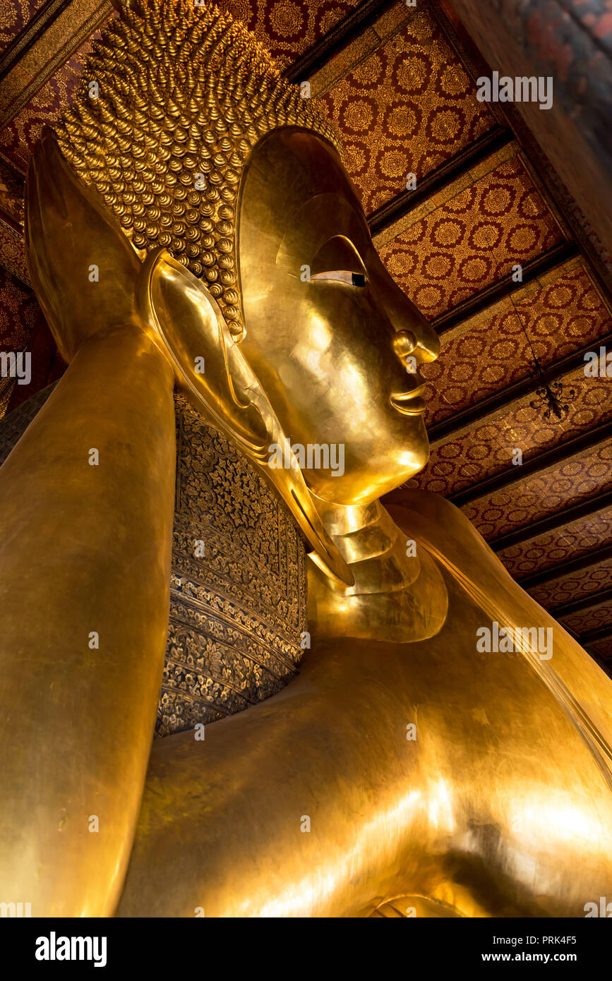 Vista desde arriba de la estatua dorada de Buda reclinado colocado en el templo Wat Pho en Bangkok Foto de stock