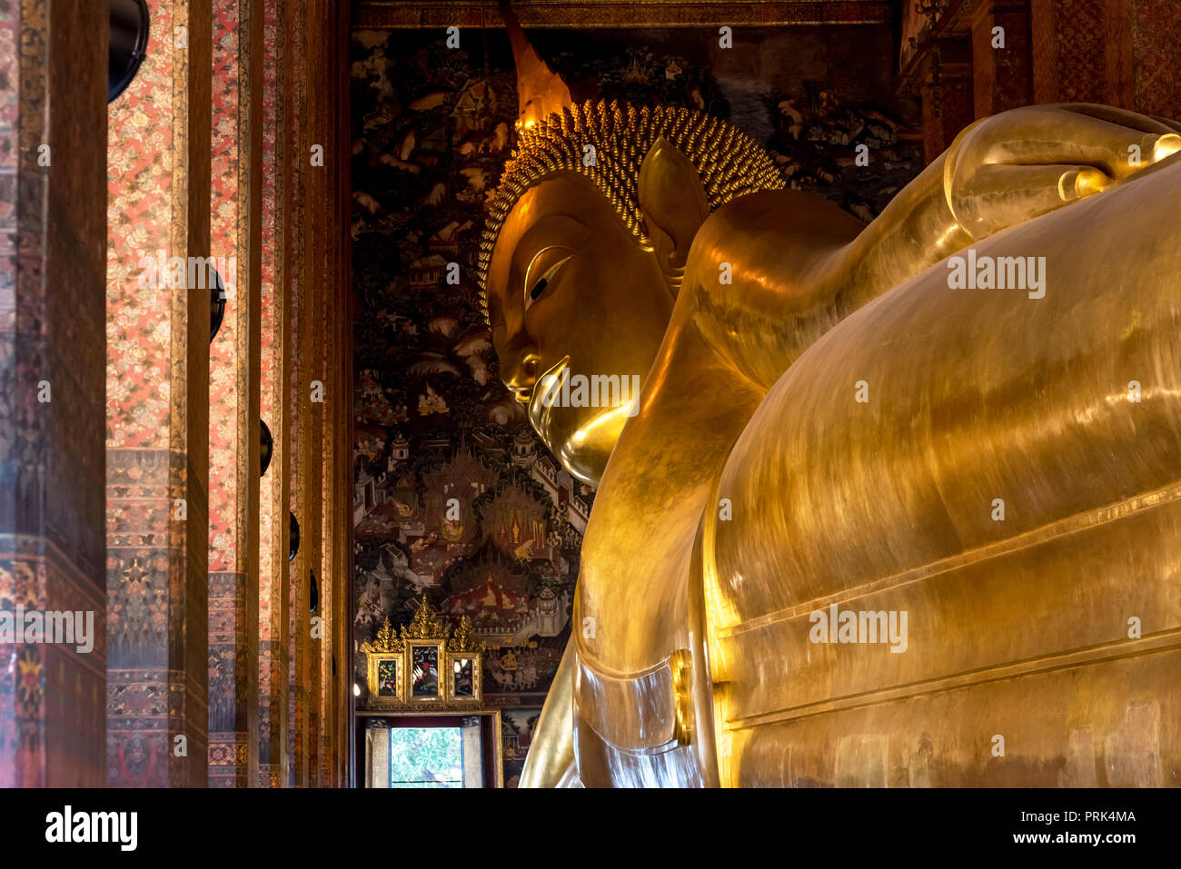 Vista desde arriba de la estatua dorada de Buda reclinado colocado en el templo Wat Pho en Bangkok Foto de stock