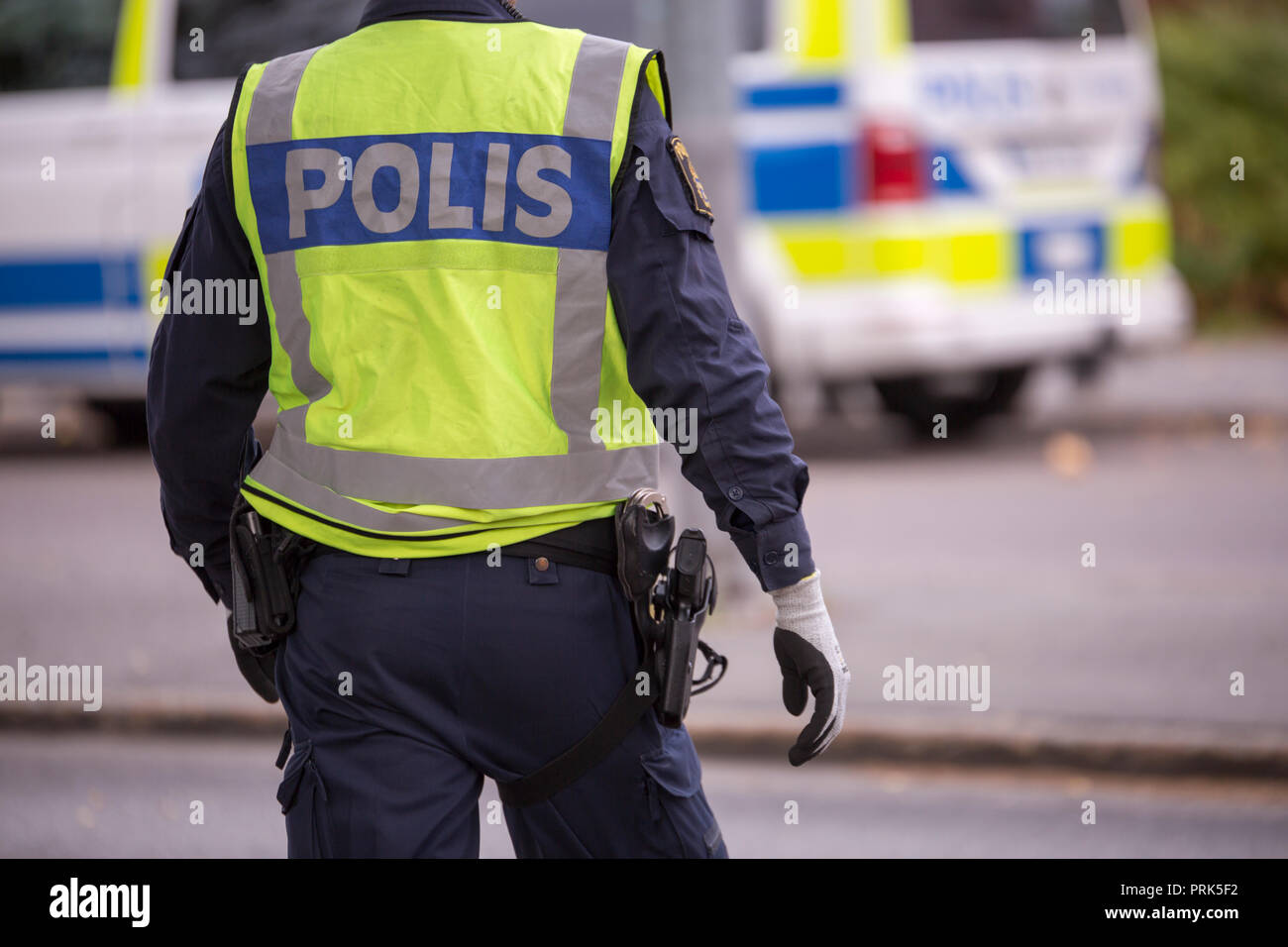 Oficial de la Policía sueca con chaleco reflectante y la pistola Foto de stock