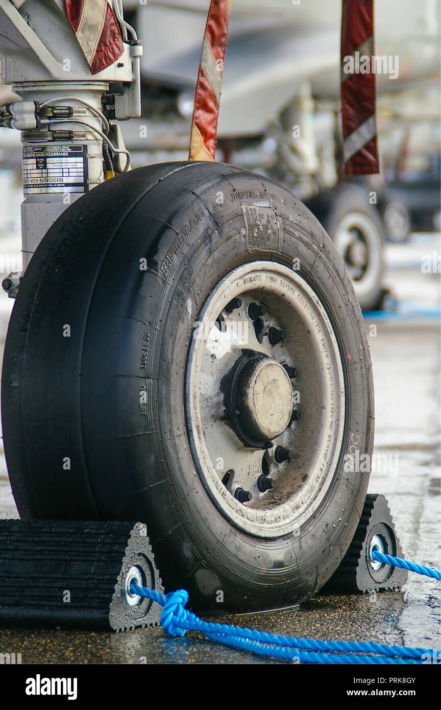 Los neumáticos recauchutados en un RAF Panavia Tornado de la Royal Air  Force jet avión de combate. Por recauchutados Dunlop. Neumático de la rueda  con el tren de rodaje, calces y etiquetas