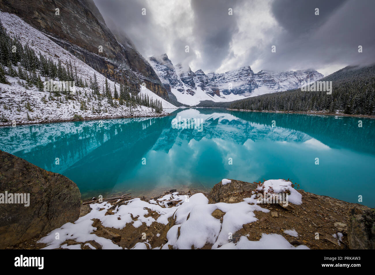 El Lago Moraine es un lago glacial y alimentado en el Banff National Park, a 14 km (8,7 millas) a las afueras del pueblo de Lake Louise, Alberta, Canadá. Foto de stock