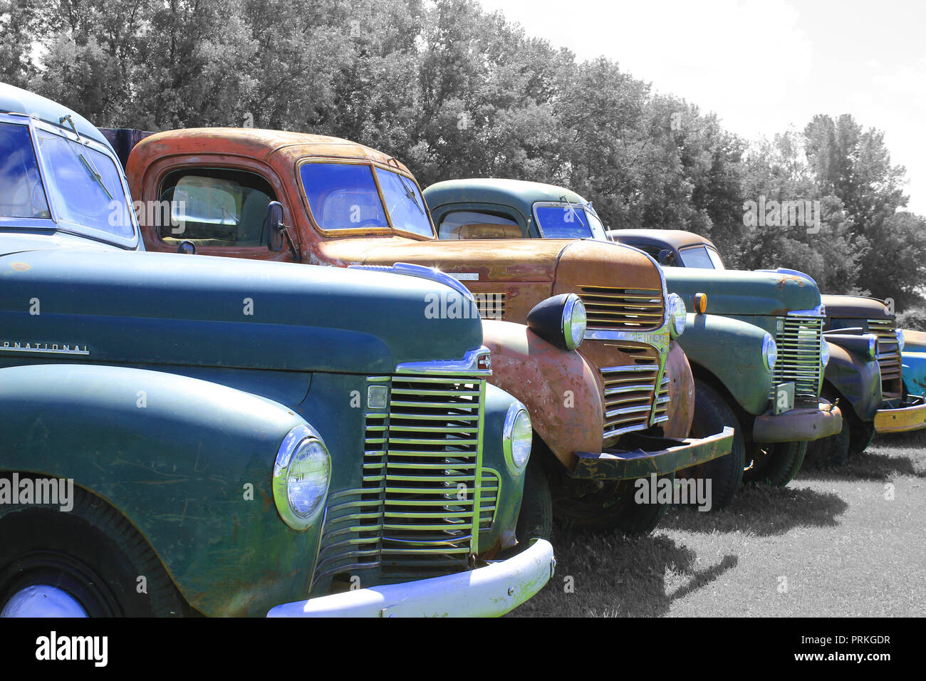 Coloridos camiones antiguos en una fila Foto de stock