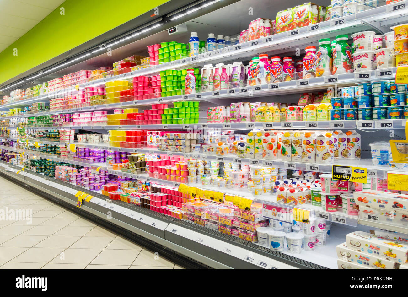 Supermercado yogur mostrar Fotografía de stock Alamy