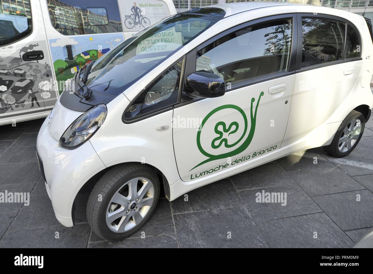 Milán (Italia), el primer encuentro internacional de vehículos eléctricos "E MOB2018 es el tiempo de carga! Foto de stock