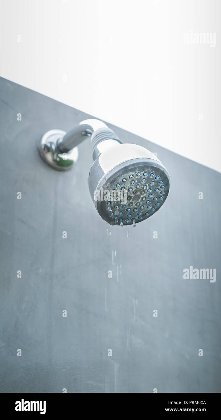 Gota de agua y suciedad en el cabezal de la ducha, ducha exterior punto Foto de stock