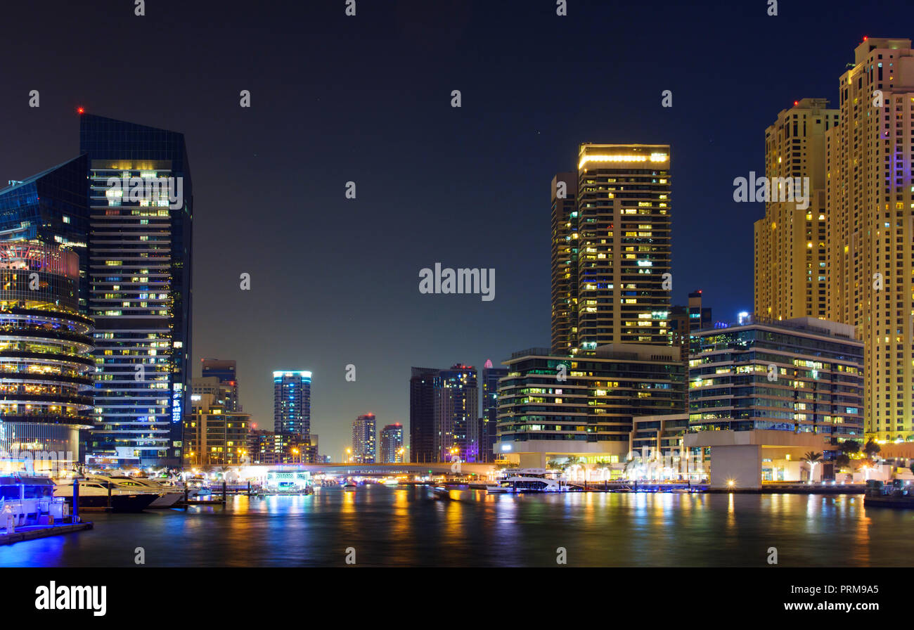 Escena nocturna del puerto deportivo de Dubái en los Emiratos Árabes Unidos Foto de stock