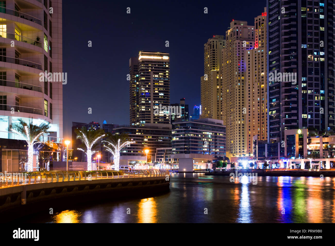 Escena nocturna del puerto deportivo de Dubái en los Emiratos Árabes Unidos Foto de stock