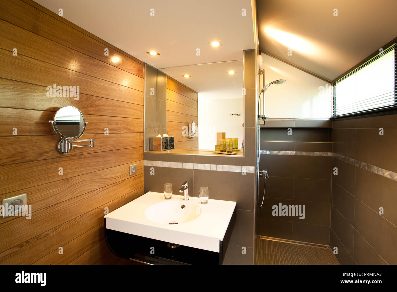 Moderno baño bellamente diseñado Foto de stock