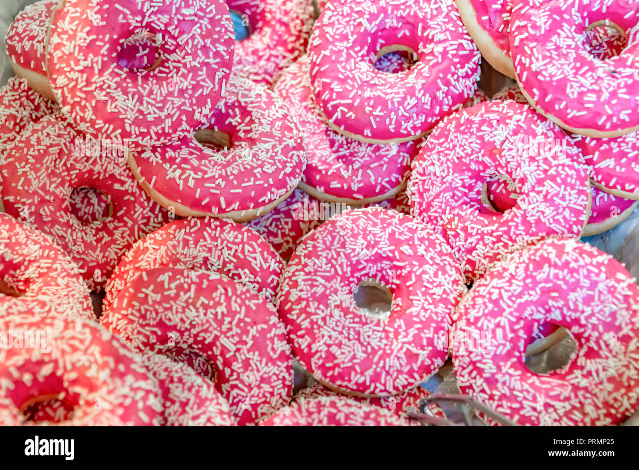 Fondo de rosa donuts con tropezones Foto de stock