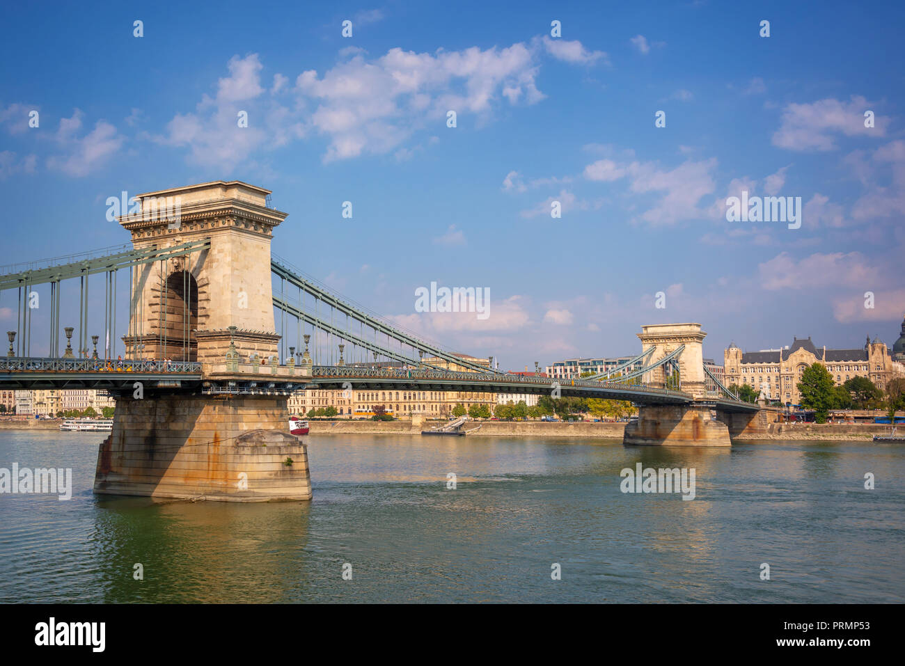 Puente de las cadenas sobre el río Danubio en Budapest, Hungría Foto de stock
