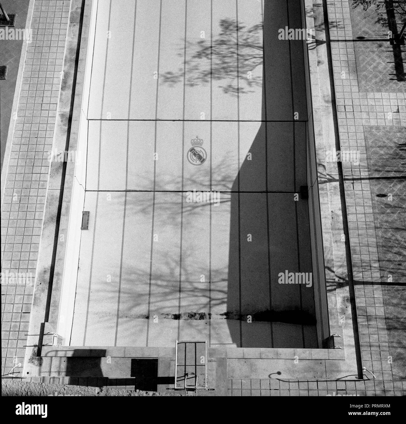 PISCINA DEL ESTADIO DE FÚTBOL DEL REAL MADRID, realizado entre 1944 y 1947 - FOTOGRAFIA EN BLANCO Y NEGRO - Años 60. Autor: Manuel Muñoz / ALEMANI José. Ubicación: ESTADIO SANTIAGO BERNABEU. España. Foto de stock