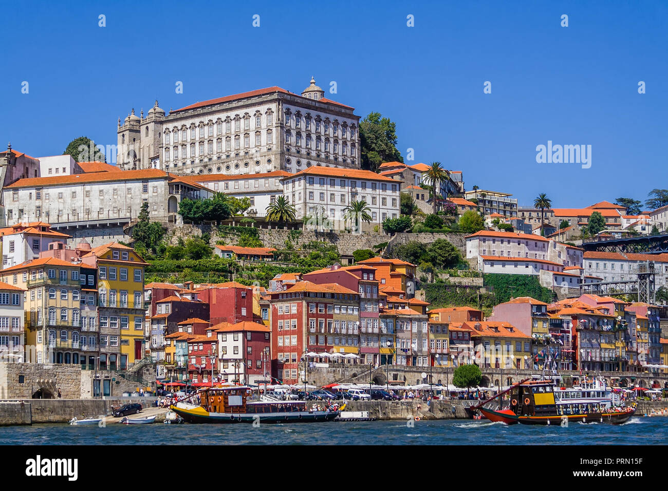 Porto o de Oporto, Portugal. Ribeira con típicos coloridos edificios, el Río Douro y cruceros para turistas en forma de barcos Rabelo Foto de stock