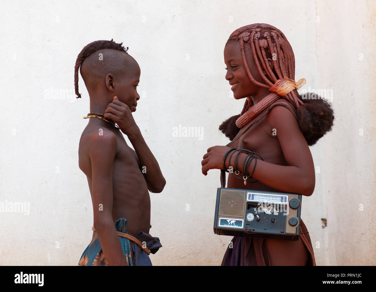 Los niños de la tribu Himba con una grabadora de cinta de audio, en la provincia de Cunene, Oncocua, Angola Foto de stock