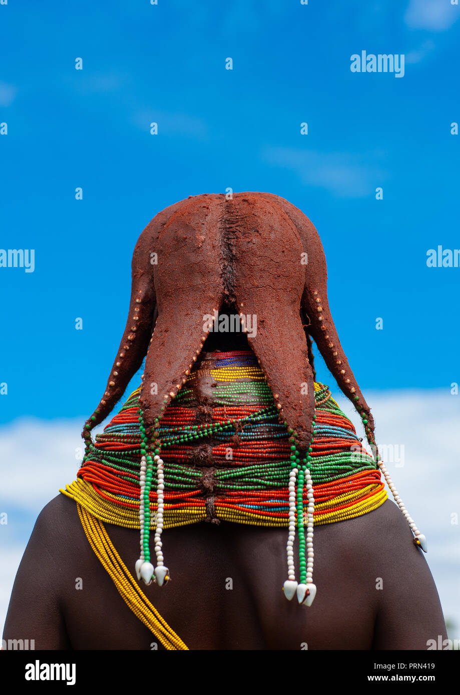 Vista trasera de una tribu Mumuhuila mujer con un peinado en forma de pulpo,  en la provincia de Huila, Chibia, Angola Fotografía de stock - Alamy