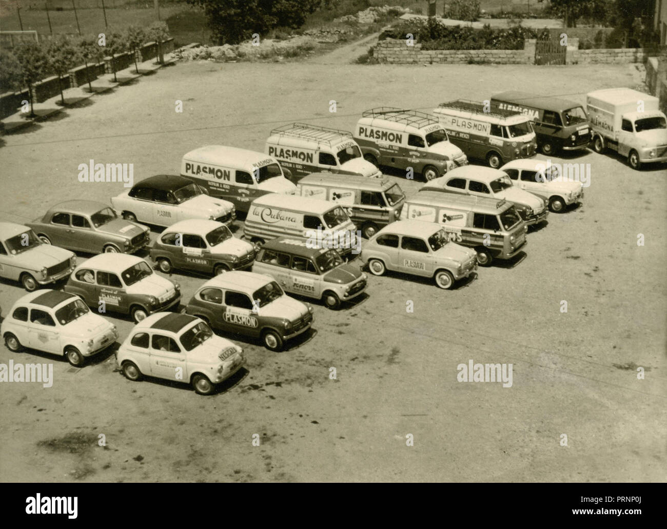 Los coches aparcados publicidad productos Plasmon, Italia 1960 Foto de stock