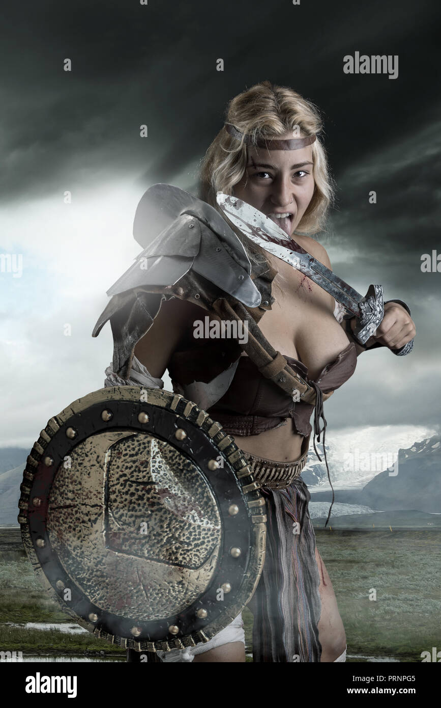 La antigua mujer guerrera o Gladiator posando al aire libre con espada y  escudo Fotografía de stock - Alamy