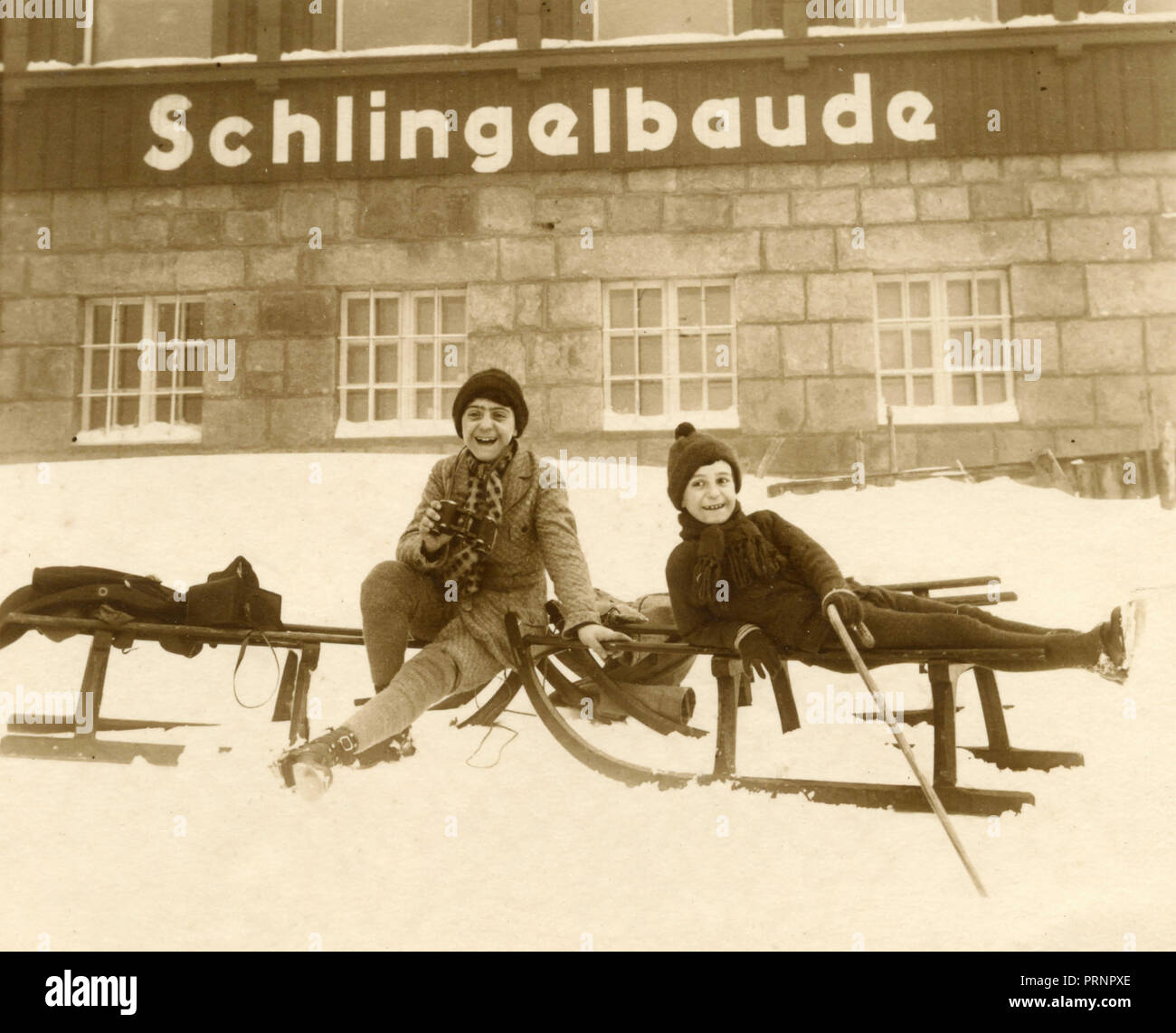 Los niños con sleddings, Schlingelbaude, Alemania 1926 Foto de stock
