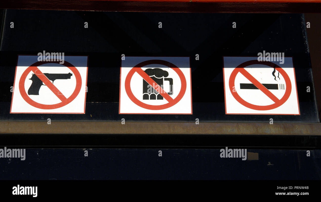 Signo prohibitivo a la entrada a un estadio deportivo público, Ciudad del Cabo, Sudáfrica - sin armas - sin alcohol - no fumar. Foto de stock