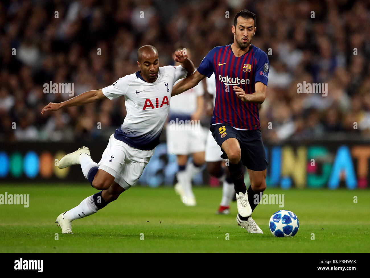 Tottenham Hotspurs' Lucas Rodrigues Moura y Sergio Busquets de Barcelona  (derecha) durante la Liga de Campeones de la UEFA, Grupo B coincidan en el  Wembley Stadium de Londres Fotografía de stock -