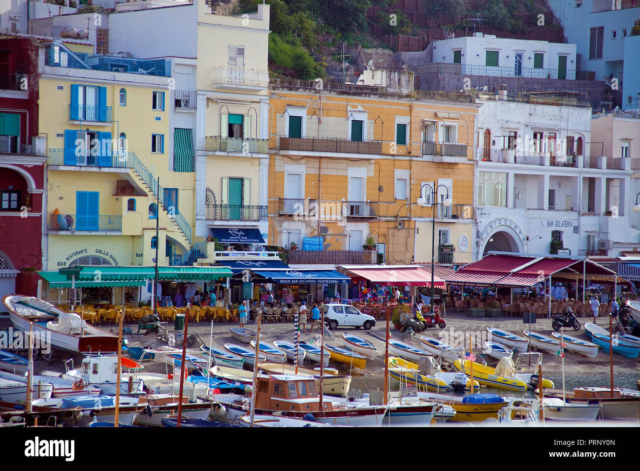 Los barcos de pesca en frente de la hilera de casas, Marina Grande, Capri, isla, Golfo de Nápoles, Campania, Italia Foto de stock