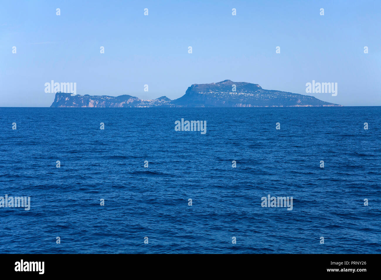 Die Insel Capri im Golf von Neapel, Kampanien, Italien | Vista total de la isla de Capri, en el Golfo de Nápoles, Campania, Italia Foto de stock