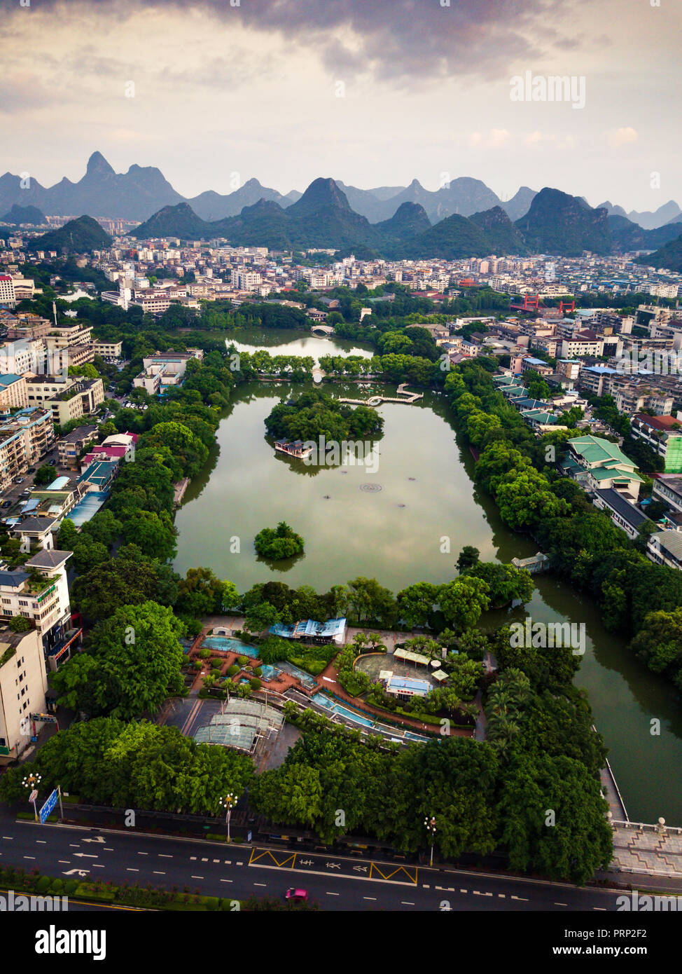 Vista aérea del parque de Guilin con twin pagodas en Guangxi, China Foto de stock