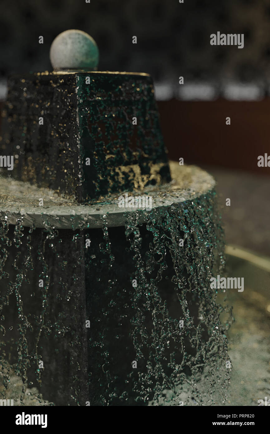 Gotas de agua sobre piedras naturales fuente interior con bola giratoria Foto de stock