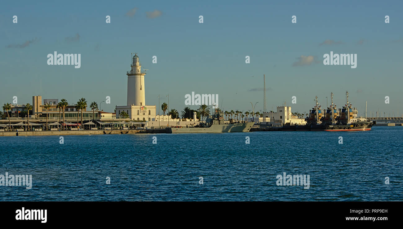 Torre de Luz y los barcos en el puerto de Málaga, España, a lo largo de la  costa del mar de Alborán Fotografía de stock - Alamy