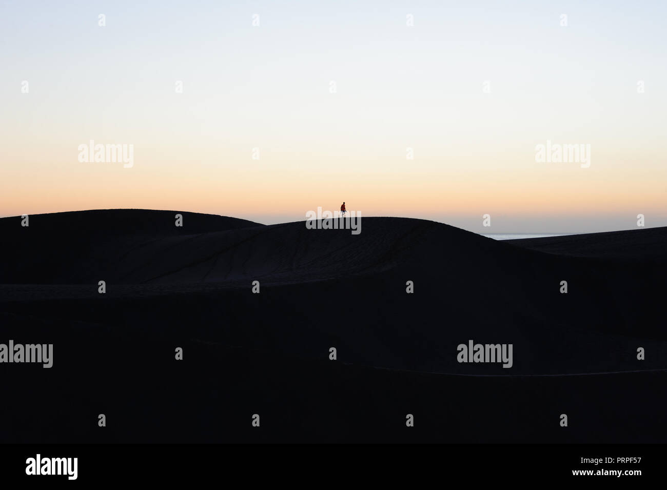 Amanecer en las Dunas de Maspalomas - Único lugar salvaje en las Islas Canarias, temprano en la mañana, Foto de stock