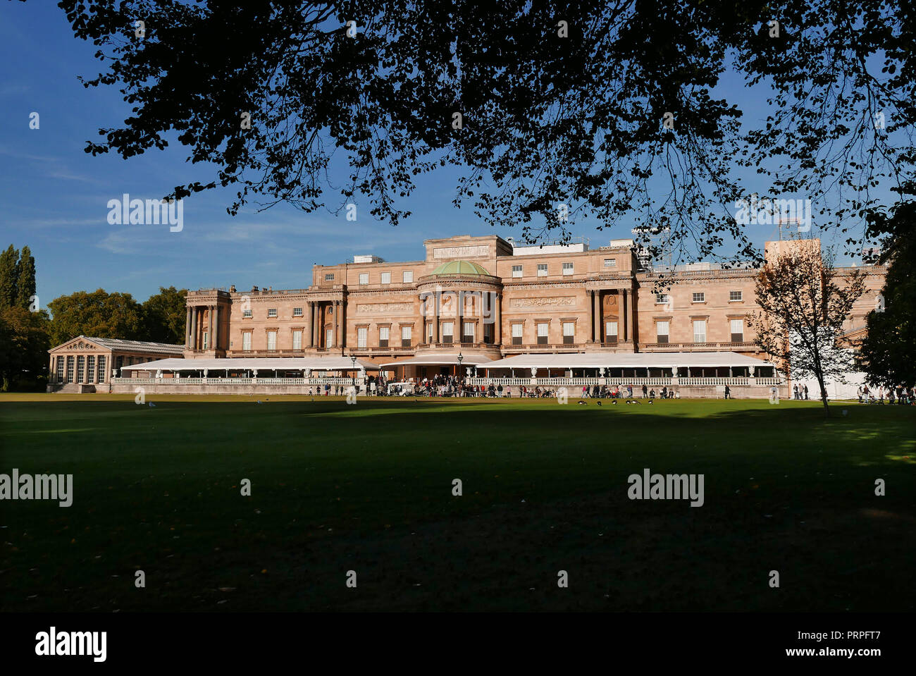 Jardines del Palacio de Buckingham y la fachada orientada al oeste de Londres, Inglaterra. Foto de stock