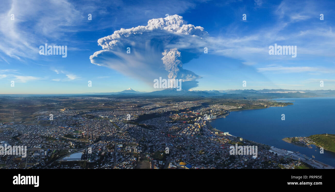Erupción Volcánica. La erupción del volcán Calbuco en la Patagonia chilena en el día. De abril de 2015 Foto de stock