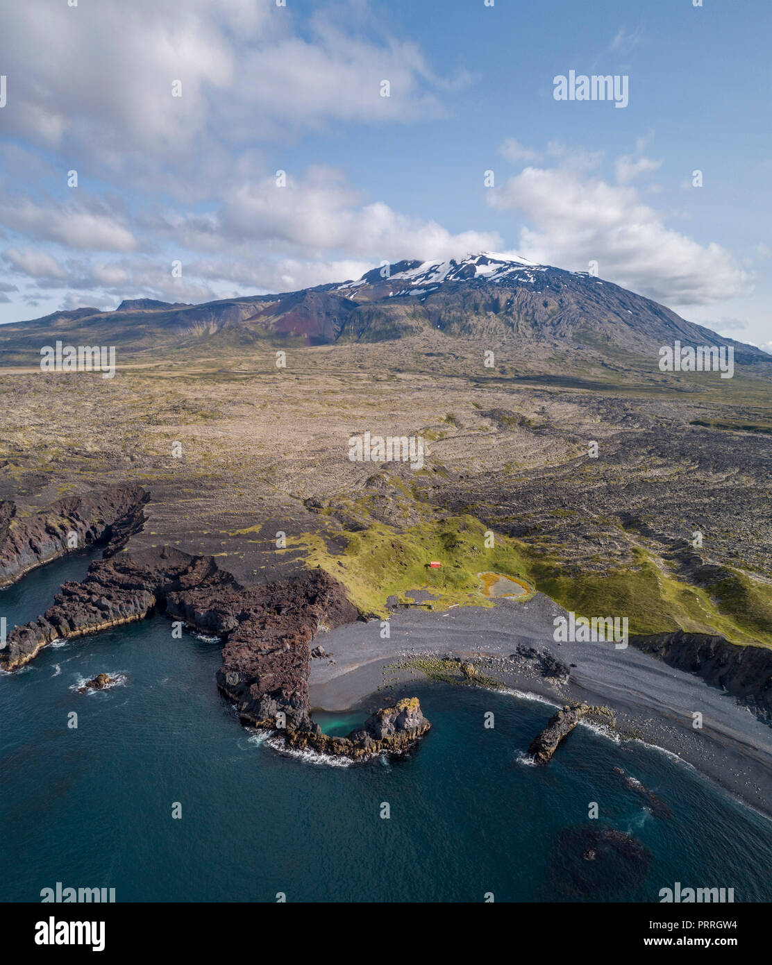 Playa de lava negra, Dritvik Djúpalónssandur, detrás del volcán y glaciar Snaefellsjökull, Snaefellsnes, Islandia Foto de stock
