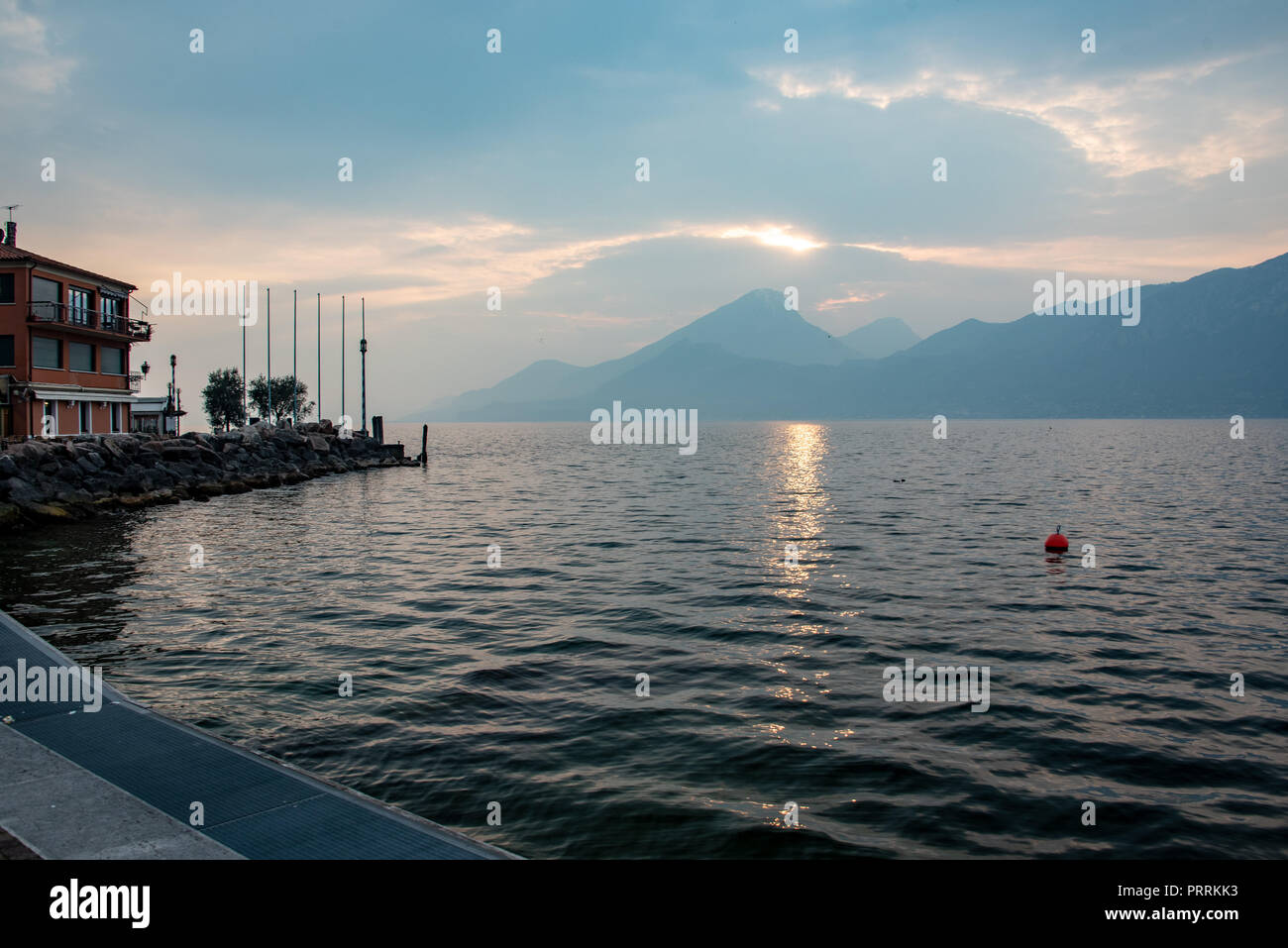 Nubes dramáticas, Lago de Garda, Italia Foto de stock
