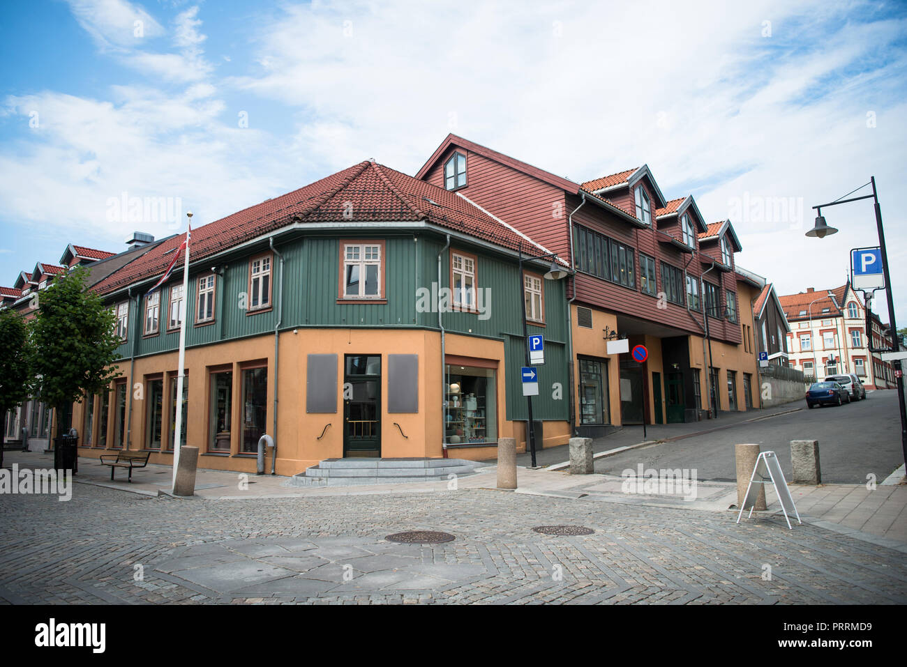 Calle urbana, con bellos edificios, Hamar, Hedmark, Noruega Foto de stock