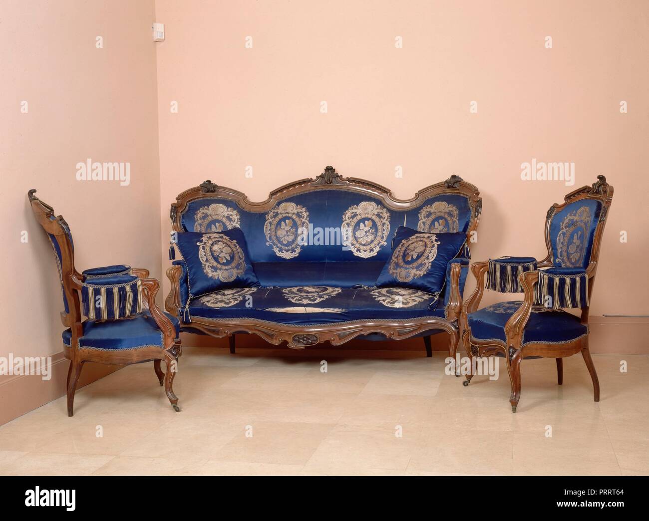 MOBILIARIO ISABELINO - sofá y sillones con tapiceria de raso - SIGLO XIX.  Ubicación: Museo Romantico-objeto. MADRID. España Fotografía de stock -  Alamy