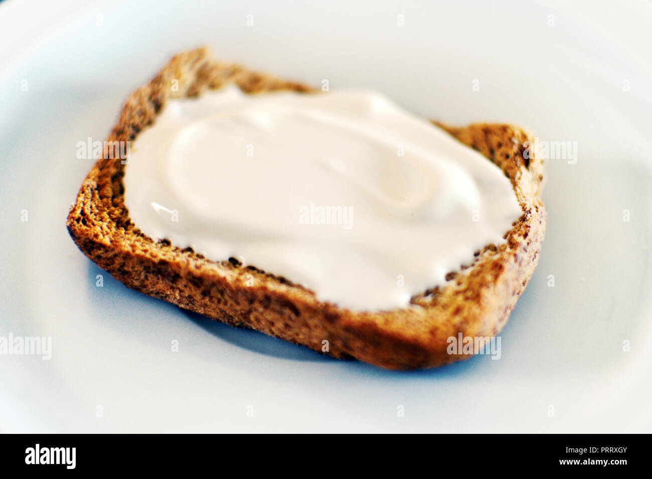 Tostadas de pan de grano entero con crema de queso Foto de stock