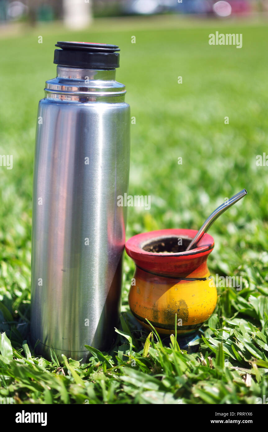 Bebida de Yerba Mate y termo listo para uso al aire libre Fotografía de  stock - Alamy