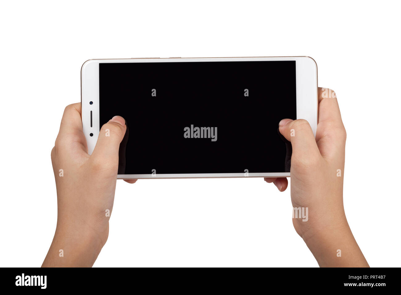 Primer plano de un niño el par de mano sujetando un smartphone de pantalla grande aislado sobre fondo blanco. Foto de stock