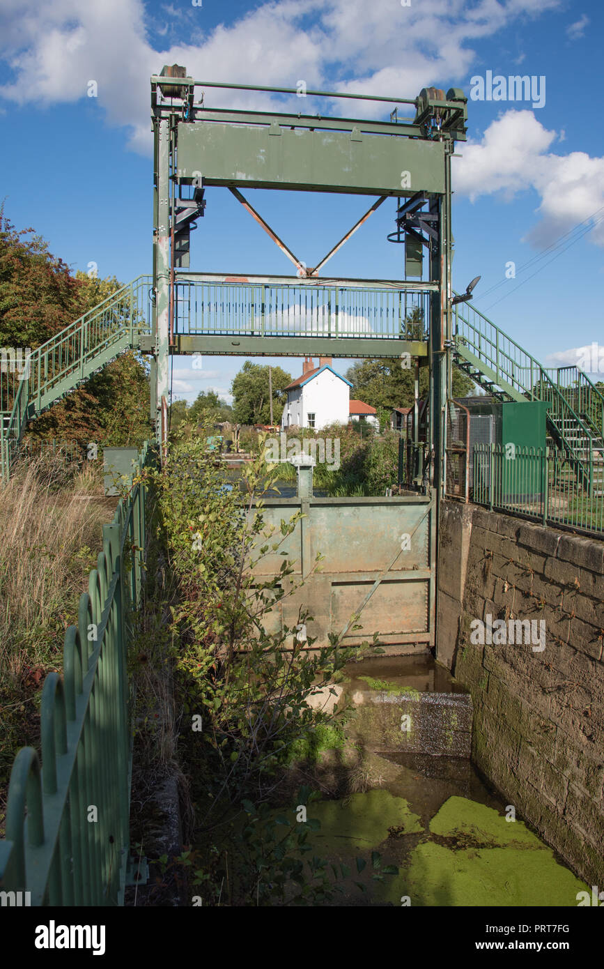 Compuertas de metal cubierto en el corto canal omitiendo el río Derwent entre Elvington y Sutton Foto de stock