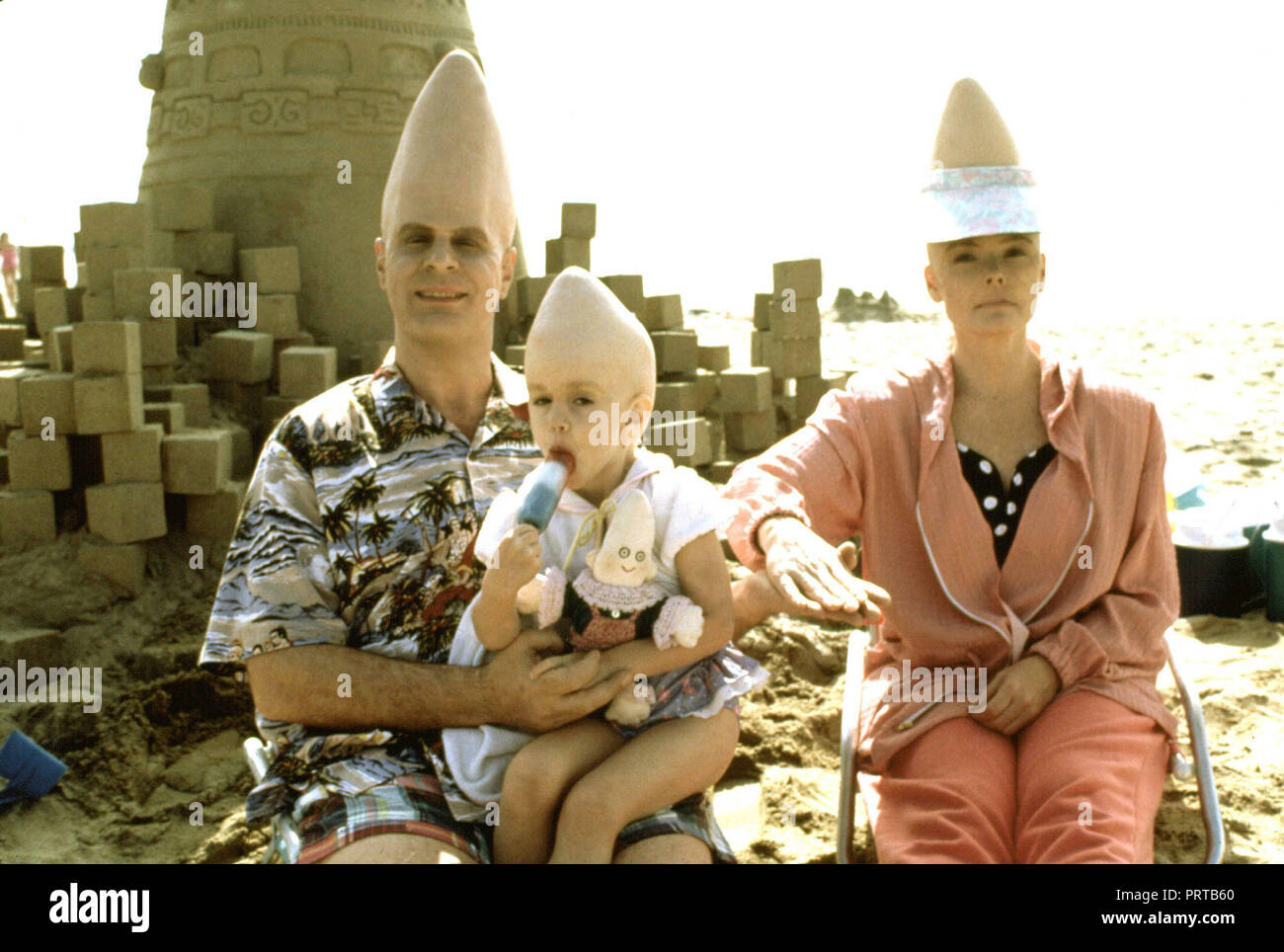 El título de la película original CONEHEADS. Título en inglés